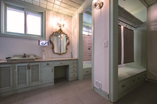 샹들리에와 스테인드글라스에 반사된 빛이 집안에 생기를 더한다. 화장실 옆 민트색의 드레스룸이 1980년대에 설치한 그대로 보존돼 있다. 사진 C영상미디어