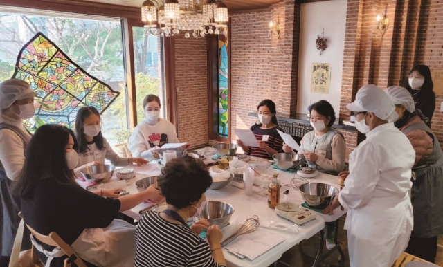 &lsquo;김중업 건축문화의집&rsquo;에서는 쿠킹클래스, 플리마켓 등 지역주민들을 위한 다양한 행사가 열린다. 사진 김중업 건축문화의집