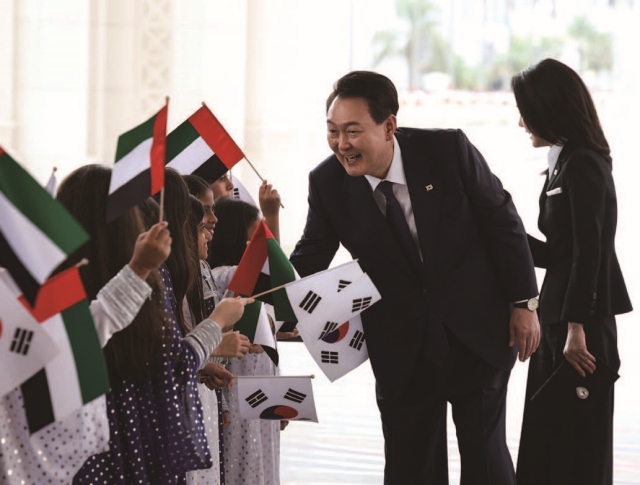 윤석열 대통령과 김건희 여사가 1월 15일 UAE 아부다비 대통령궁에 도착해 환영 나온 어린이들과 인사하고 있다.