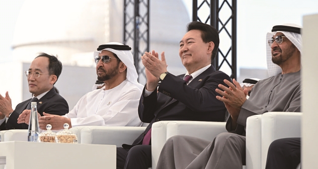 윤석열 대통령이 1월 16일 UAE 바라카 원자력 발전소 현장에서 열린 3호기 가동식에서 박수치고 있다. 사진 뉴시스
