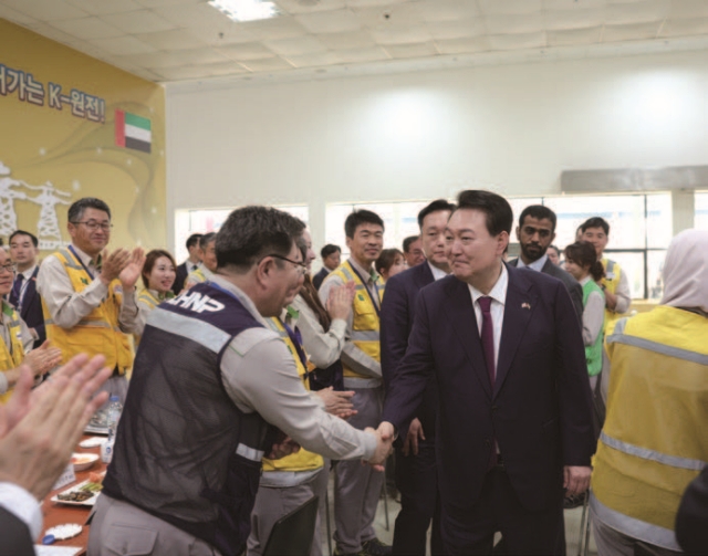 윤석열 대통령이 바라카 원전 현장을 찾아 근로자들을 격려하고 있다.
