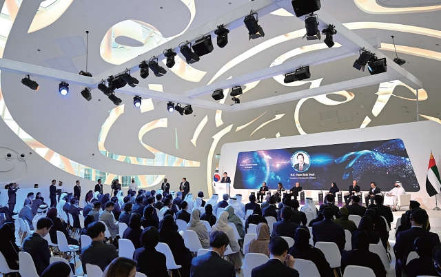 윤석열 대통령이 1월 17일 UAE 두바이 미래박물관에서 열린 미래비전 두바이 포럼에서 과학기술의 미래비전에 대한 연설을 하고 있다. 사진 뉴시스
