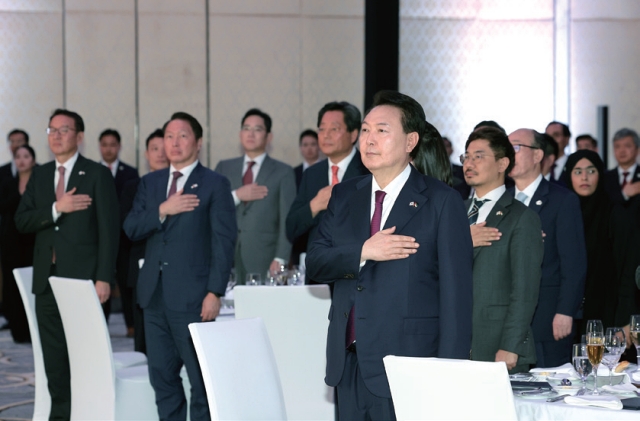 윤석열 대통령이 1월 16일 &lsquo;동행 경제인과의 만찬 간담회&rsquo;에서 국기에 대한 경례를 하고 있다. 사진 뉴시스