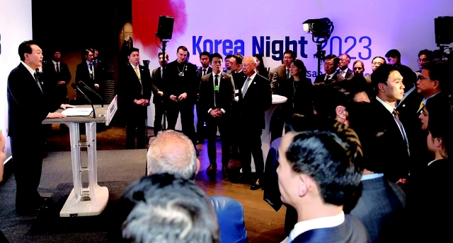 윤석열 대통령이 1월 18일 다보스 한 호텔에서 열린 한국의 밤 행사에서 인사말하고 있다. 사진 뉴시스