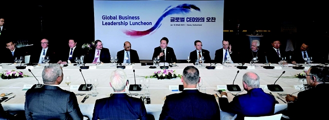윤석열 대통령은 1월 18일 스위스 다보스 아메론호텔에서 다국적기업 최고경영자(CEO)와 오찬을 가졌다. 사진 뉴시스