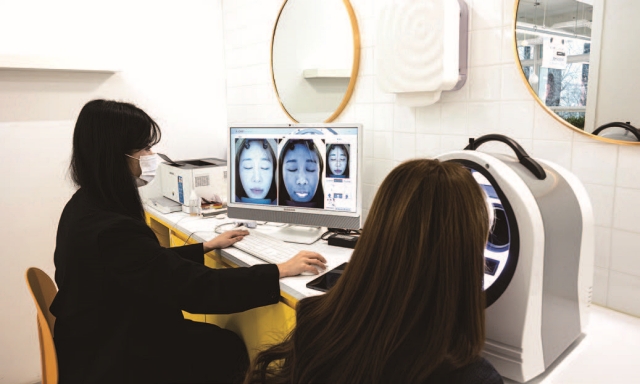 안면분석기를 활용해 피부상태를 진단받을 수 있다. 사진 C영상미디어