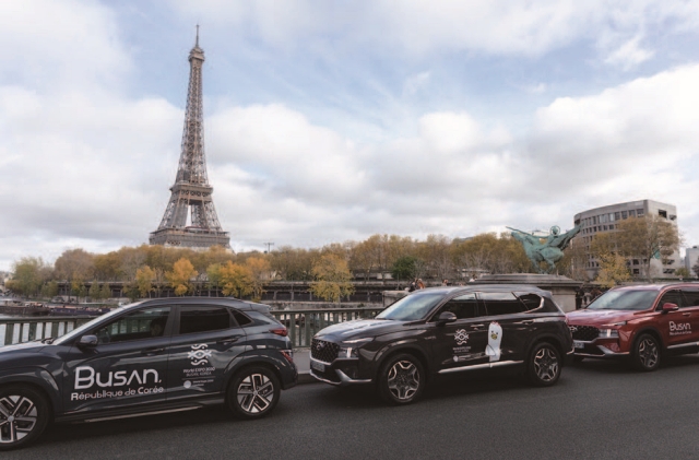 2022년 11월 28일 파리 비르아켐 다리 위에선 현대자동차 차량이 ‘2030 부산세계박람회’ 유치를 위한 홍보 활동을 벌였다. 사진 산업통상자원부