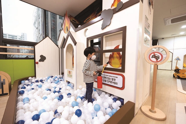 서울 동대문구민행복센터에 위치한 꿈자람공동육아방 용신점에서 어린이가 장난감 소화기를 활용해 불끄기 체험을 하고 있다. 사진 C영상미디어