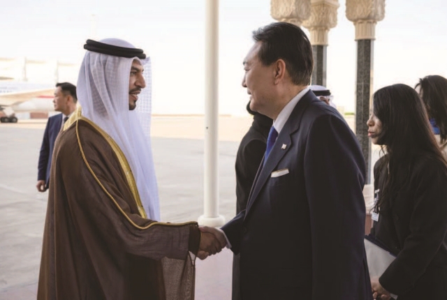 알 누아이미 대사가 1월 14일 UAE를 국빈 방문한 윤석열 대통령을 영접하고 있다. 자료 주한 UAE 대사관