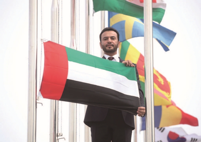 2022년 3월 UAE는 서울에 있는 국제백신연구소(IVI)에 37번째 협력국으로 가입했다. 이를 기념하기 위해 알 누아이미 대사가 UAE 국기를 들고 있다. 자료 IVI