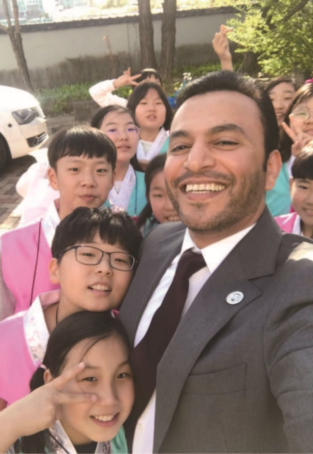 한국인 학생들과 사진 촬영한 모습. 자료 알 누아이미 대사 누리소통망(SNS)