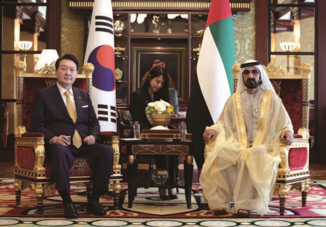 윤석열 대통령이 1월 17일(현지시간) UAE 두바이 자빌궁에서 모하메드 빈 라시드 알 막툼 UAE 총리 겸 두바이 통치자와 면담하고 있다. 사진 뉴시스