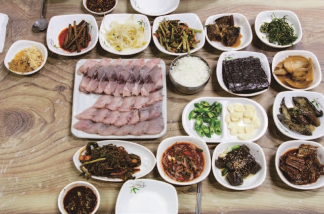 부드러운 식감의 삼치회는 양념장에 찍어 김에 싸먹어야 제맛이다.