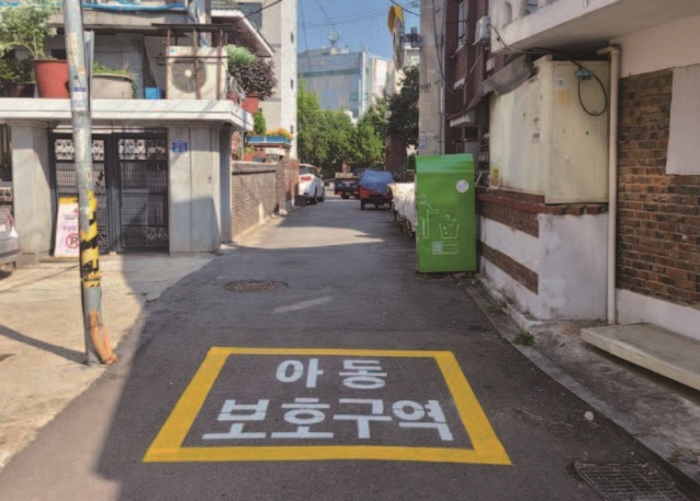 노원구는 지자체 최초로 ‘아동보호구역’ 조례를 제정하고 학교와 놀이터, 공원 등 89곳에 폐쇄회로텔레비전(CCTV) 설치, 아동안전지킴이 순찰, 긴급보호소 운영 등을 통해 아동범죄를 예방하고 있다. 사진 노원구