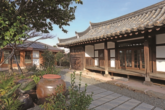 관광객에게 마을 주민으로 살아볼 수 있는 경험을 주기 위해 한옥 몇 채를 개조해 스테이를 만들었다. 사진 아트앤라이프