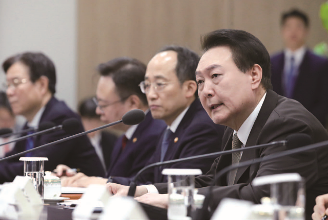 윤석열 대통령이 2월 15일 2023년 첫 비상경제민생회의를 주재하고 있다. 사진 대통령실