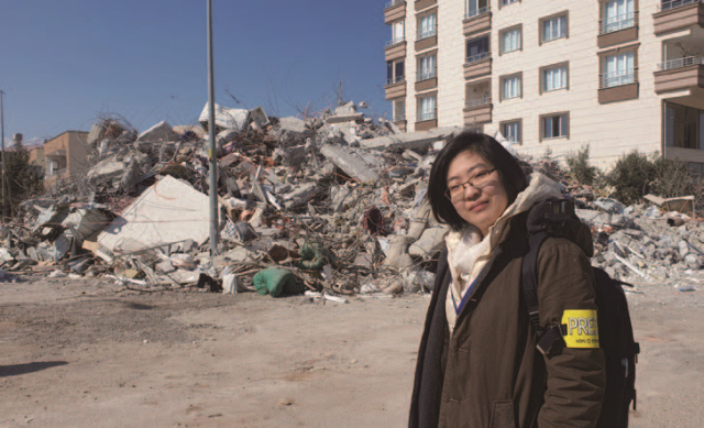 2월 12일(현지시간) 튀르키예 가지안테프주 일대 피해지역을 둘러보고 있는 전혜란 PD. 사진 전혜란