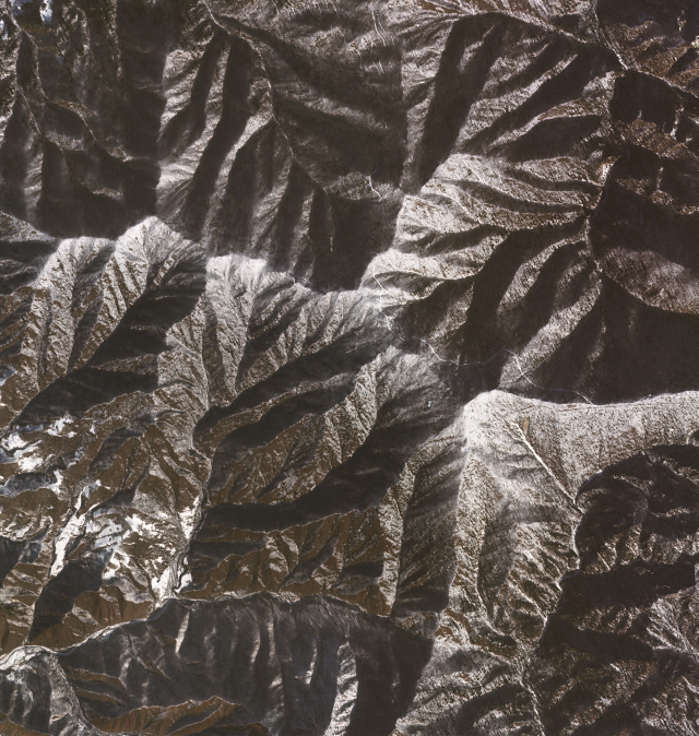 국토위성 1호가 2022년 9월 30일 촬영한 눈덮인 금강산. 한반도의 등줄기로 불리는 태백산맥의 북부에 위치한 금강산은 사계절 모두 아름답다.