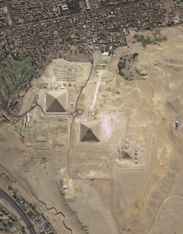 하늘에서 본 이집트 피라미드의 모습. 정사각뿔의 꼭짓점 모습이 새롭다.