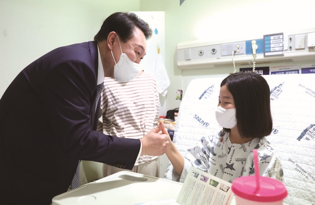 윤석열 대통령이 2월 22일 서울 종로구 서울대학교 어린이병원을 방문해 소아외과 병동에 입원 중인 어린이와 보호자를 격려하고 있다. 사진 대통령실