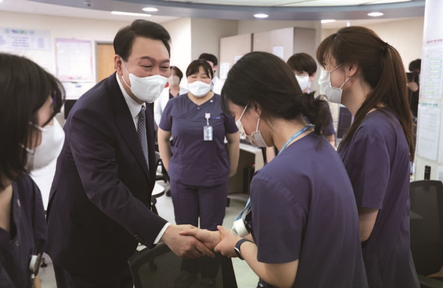 윤석열 대통령은 2월 22일 서울 종로구 서울대학교 어린이병원을 방문해 의료진에게 감사의 말을 전했다. 사진 대통령실