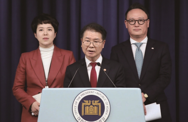 2월 20일 용산 대통령실에서 이정식 고용노동부 장관(가운데)이 김은혜 대통령실 홍보수석(왼쪽), 안상훈 대통령실 사회수석과 함께 '노조 회계 투명성' 문제에 대한 브리핑을 하고 있다. 사진 뉴시스