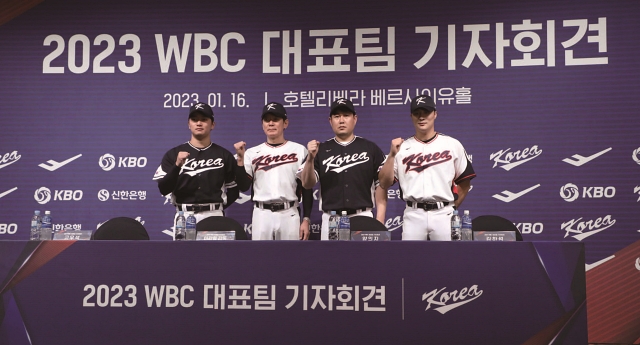 이강철 WBC 대표팀 감독과 선수들이 1월 16일 열린 2023 WBC 대표팀 기자회견에서 사진촬영을 하고 있다 .왼쪽부터 고우석, 이강철 감독, 양의지, 김하성. 사진 뉴시스