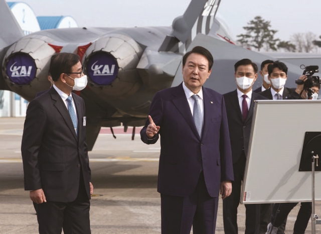 윤석열 대통령이 2월 24일 경남 사천시 한국항공우주산업(KAI)을 방문해 전시된 항공기를 참관하고 있다. 사진 뉴시스
