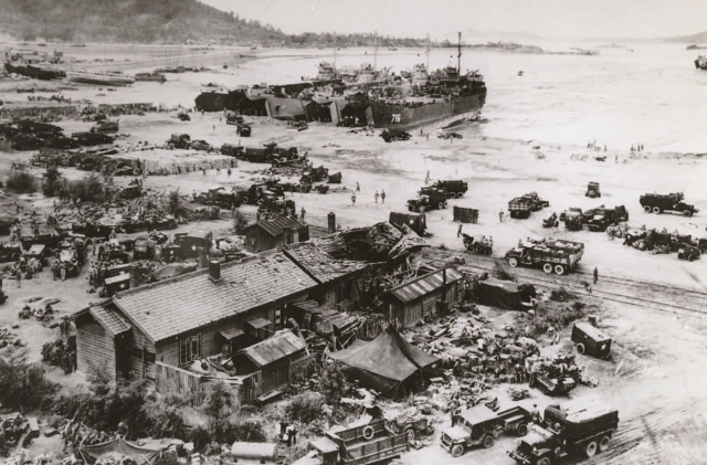 1950년 9월 15일 인천상륙작전 당시 군인들이 인천 연안에 상륙한 장비를 하역하고 있다. 사진 전쟁기념관