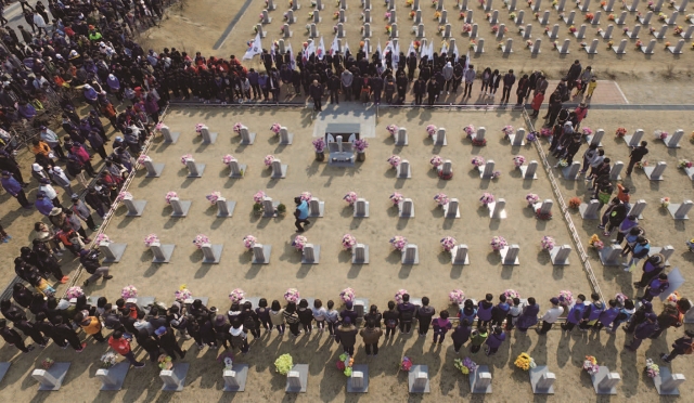 2017년 제2회 서해수호의 날을 앞두고 국립대전현충원에서 ‘서해수호의 날 기념 걷기 대회에 참가한 이들이 천안함 46용사 묘역을 참배하고 있다. 사진 조선DB