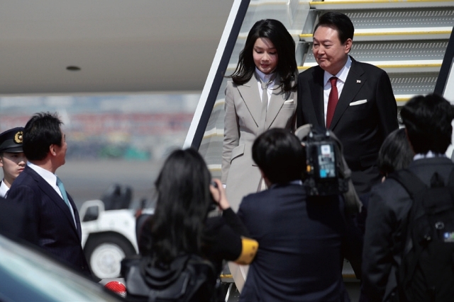 윤석열 대통령과 부인 김건희 여사가 3월 16일 도쿄 하네다 국제공항에 도착해 공군 1호기에서 내리고 있다. 사진 뉴시스