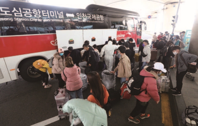 인천국제공항 제1터미널에서 여행객들이 공항버스에 짐을 싣고 있다. 사진 뉴시스