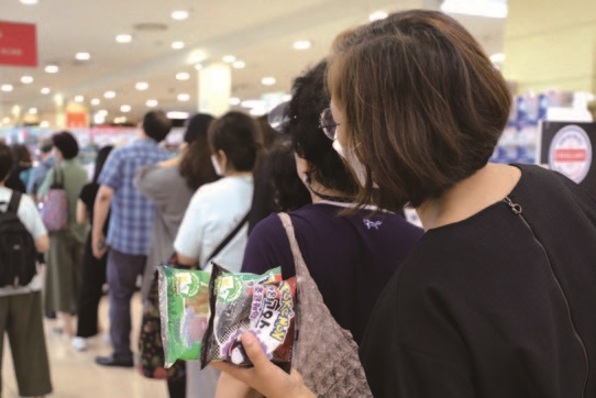 서울 중구 롯데마트에서 시민들이 포켓몬빵 구매를 위해 줄을 서서 기다리고 있다. 사진 뉴시스