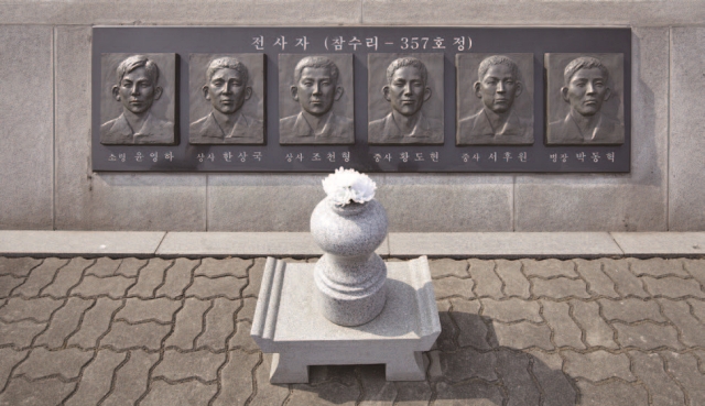 해군2함대 제2연평해전전승비에 새겨진 제2연평해전 6용사 부조물. 사진 조선DB