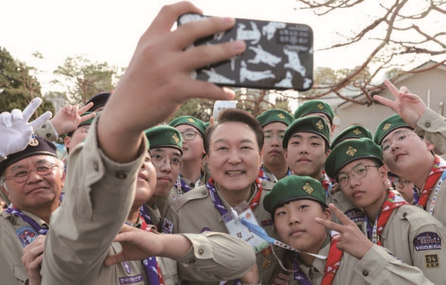 3월 29일 용산 대통령실 앞 잔디광장에서 열린 한국스카우트연맹 명예총재 추대식에 참석한 윤석열 대통령이 스카우트 대원들과 함께 셀카를 찍고 있다. 사진 대통령실