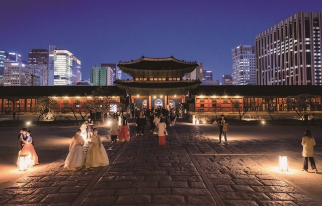 경복궁 야간 개장을 즐기는 관람객들. 사진 문화체육관광부