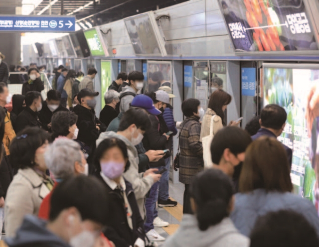 정부가 지하철 역사와 열차의 혼잡도가 심각할 경우 무정차 통과여부를 검토하기로 했다. 사진 뉴시스