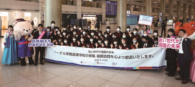 일본 구마모토현 루테루학원 고등학교 학생들이 3월 21일 수학여행차 인천국제공항으로 입국해 기념촬영을 하고 있다. 사진 문화체육관광부