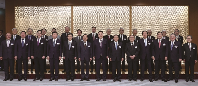 윤석열 대통령이 3월 17일 일본 도쿄 게이단렌 회관에서 열린 한일 비즈니스 라운드테이블에서 참석자들과 기념촬영하고 있다. 사진 대통령실