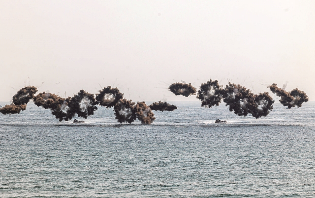 해안에 접근하는 한국 해병대 상륙돌격장갑차가 위장을 위해 연막탄을 발사했다. 사진 C영상미디어
