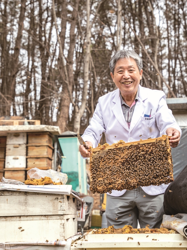 우리나라 최초의 꿀벌 전문 수의사 정년기 원장. 꿀벌이 아픈 곳이라면 전국 방방곡곡 어디든 달려가 직접 상태를 관찰하고 처방한다. 사진 C영상미디어