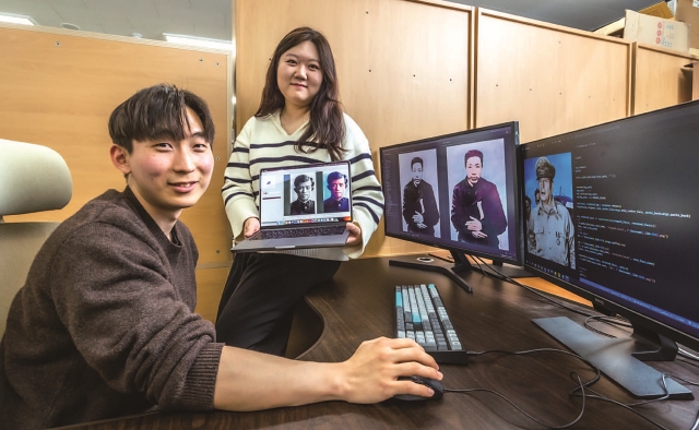 성균관대 대학원 이강준(왼쪽), 정다혜 씨는 인공지능(AI) 기술을 활용해 낡고 오래된 6&middot;25전쟁영웅&middot;독립운동가의 사진을 고화질로 복원한 뒤 색을 입히는 작업을 한다. 사진 C영상미디어