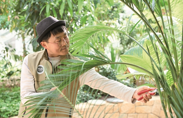 김장훈 정원사는 정원을 즐기기 위해서는 여유와 감동하는 마음이 필요하다고 강조한다. 사진 C영상미디어