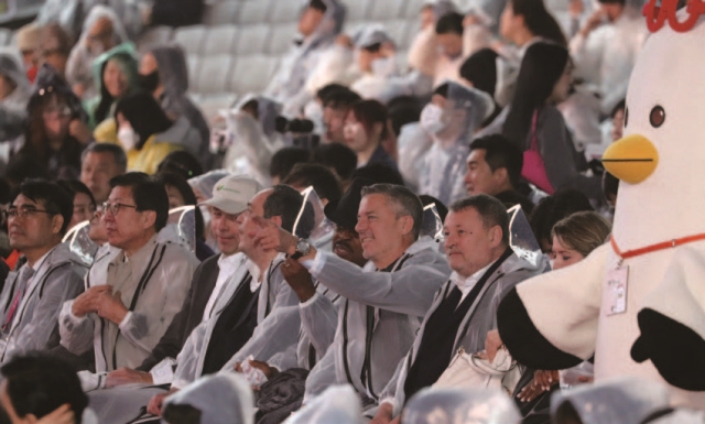 4월 5일 부산 해운대구 영화의전당에서 K-팝 공연을 관람하고 있는 BIE 실사단. 사진 뉴시스