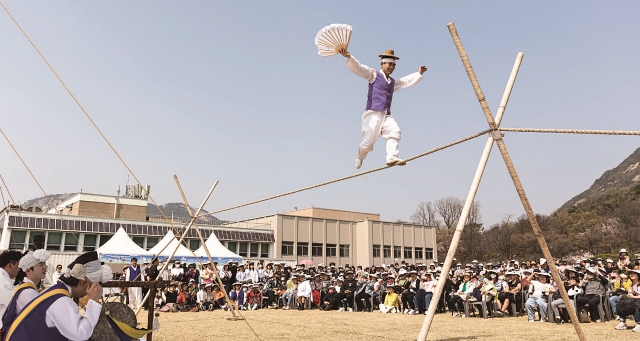 4월 1일 청와대 헬기장에서 열린 ‘다시 봄, 설레는 청와대’ 행사에서 권원태 명인이 줄타기 공연을 선보이고 있다. 사진 C영상미디어