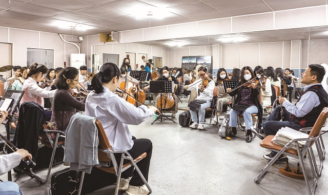 하트시각장애인체임버오케스트라 단원들이 서울 서초동 연습실에서 합주를 하고 있는 모습. 무대 위에선 악보도 지휘자도 없지만 이곳에선 이상재 단장이 드럼 스틱으로 의자를 두드려 함께 박자와 호흡을 맞춘다. 사진 C영상미디어
