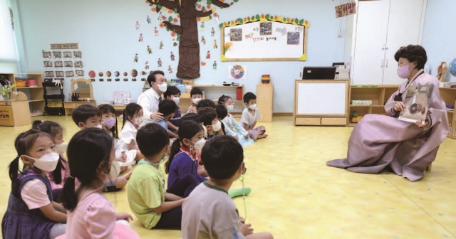 문화체육관광부는 어르신의 이야기 구연활동이 창작예술로 확장될 수 있도록 지원하기로 했다. 사진은 2022년 9월 세종시 한 어린이집에서 열린 어르신의 이야기 구연 활동 프로그램에 윤석열 대통령이 참관한 모습. 사진 뉴시스