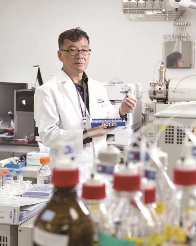 마약 검사 키트를 들고 있는 김선춘 소장. 사진 C영상미디어