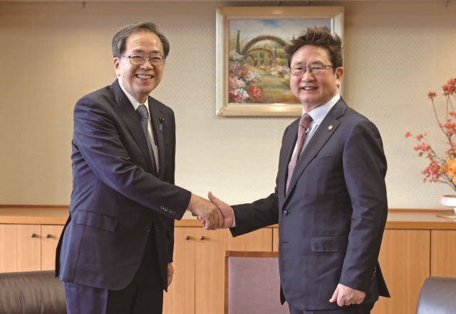 박보균 문화체육관광부 장관이 4월 14일 일본 도쿄에서 사이토 데쓰오 일본 국토교통성 대신과 만나 악수하고 있다. 사진 문화체육관광부