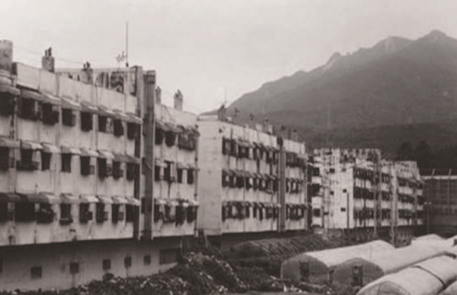 1970년대 대전차 방호시설 당시 모습, 1층은 군사시설, 2층부터는 군인 관사 아파트였다. 사진 평화문화진지 제공